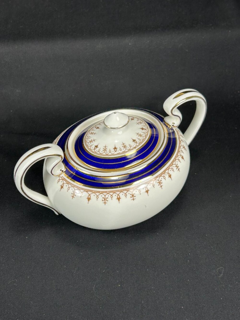 beautiful bone china lidded sugar bowl. Aynsley UK 1646 LEIGHTON